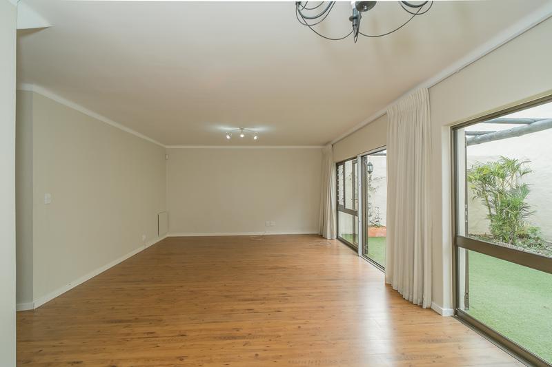 To Let 3 Bedroom Property for Rent in Meadowridge Western Cape